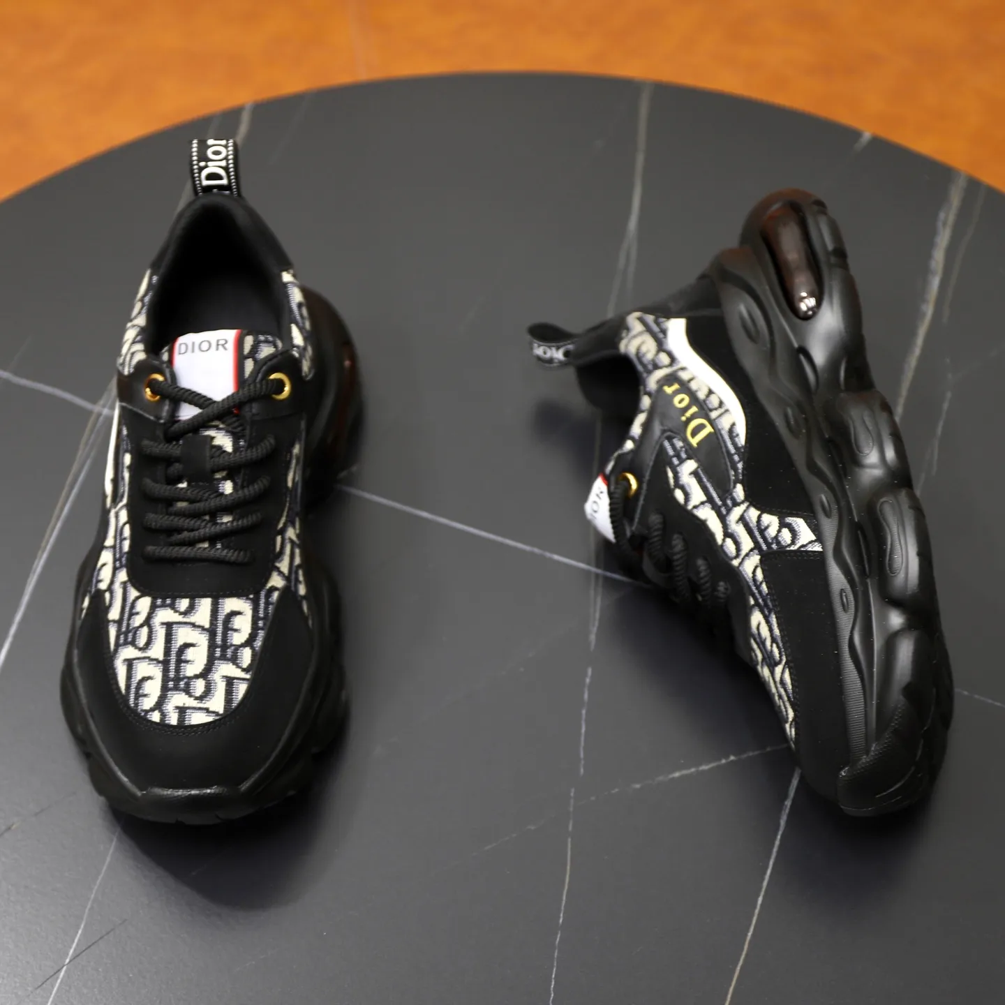 Ex-factory price: 462💰🙅‍♂️🙅‍♂️🙅‍♂️ Brand: Dior DIOR Standard code: 38-44 (45 customized) Grade: Same as the official website Material: Original cowhide material spliced with brand cloth Comfortable and breathable lining Lightweight and wear-resistant sports outsole Style category: Men's fashion casual shoes Running sports shoes Distinguished luxury brand elements Top luxury color: actual picture color